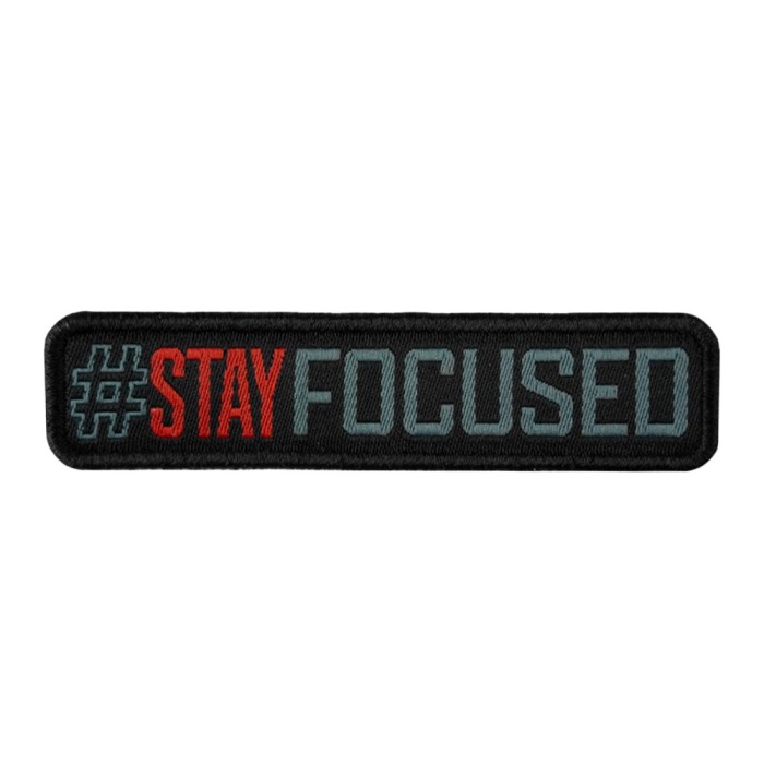 Patch SIGNATURE STAY FOCUSED brodé gris béton/rouge